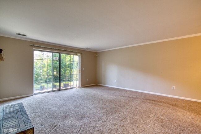 Building Photo - 2 br, 1 bath  - 30506 Oakridge Manor Dr