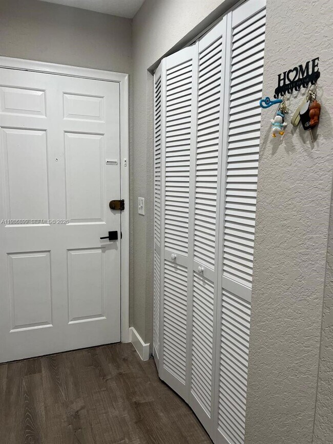 Building Photo - 1432 S Lakeside Dr