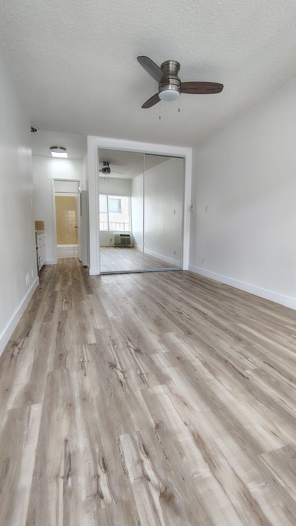 Interior Photo - 12545 Pacific Ave