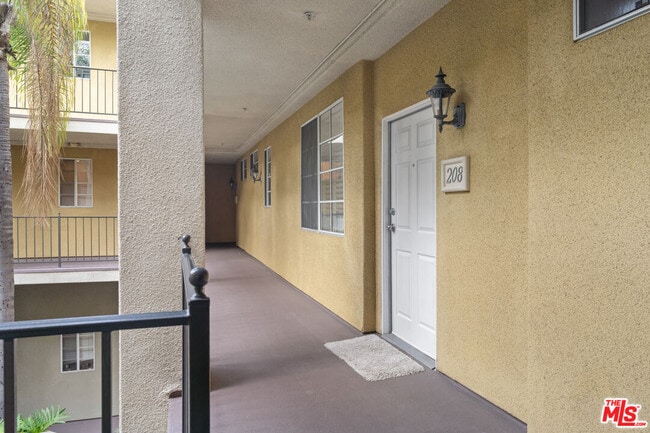 Building Photo - 1225 Armacost Ave