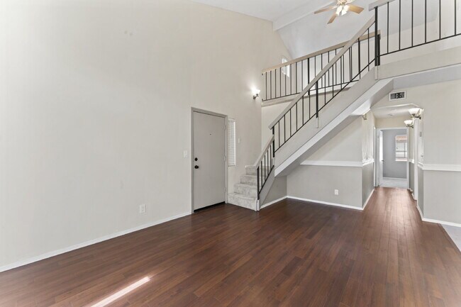 Building Photo - "Charming 2-Bed, 2-Bath Condo Retreat in S...