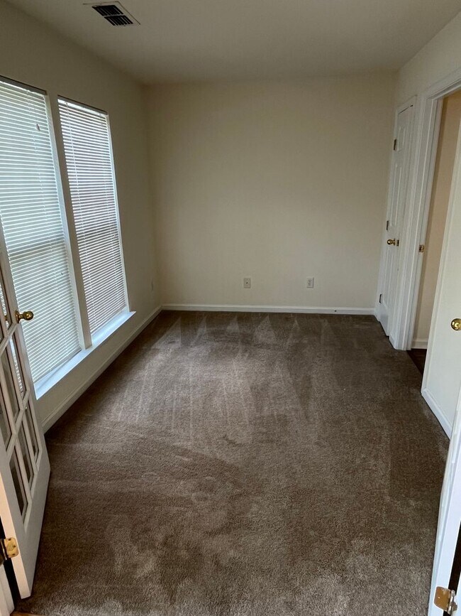 Building Photo - 3 Story, 3 Bedroom Townhome in Ballantyne