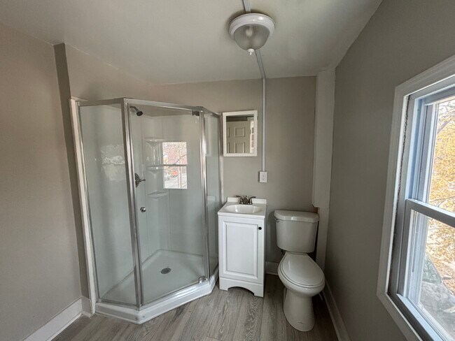 Building Photo - 14 E 6th Ave