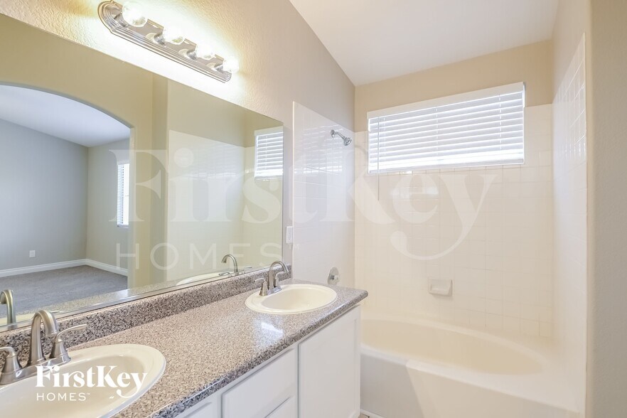 Building Photo - 811 Mesa Pine Ct