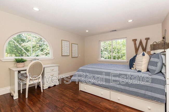 Building Photo - 705 Moraga Rd