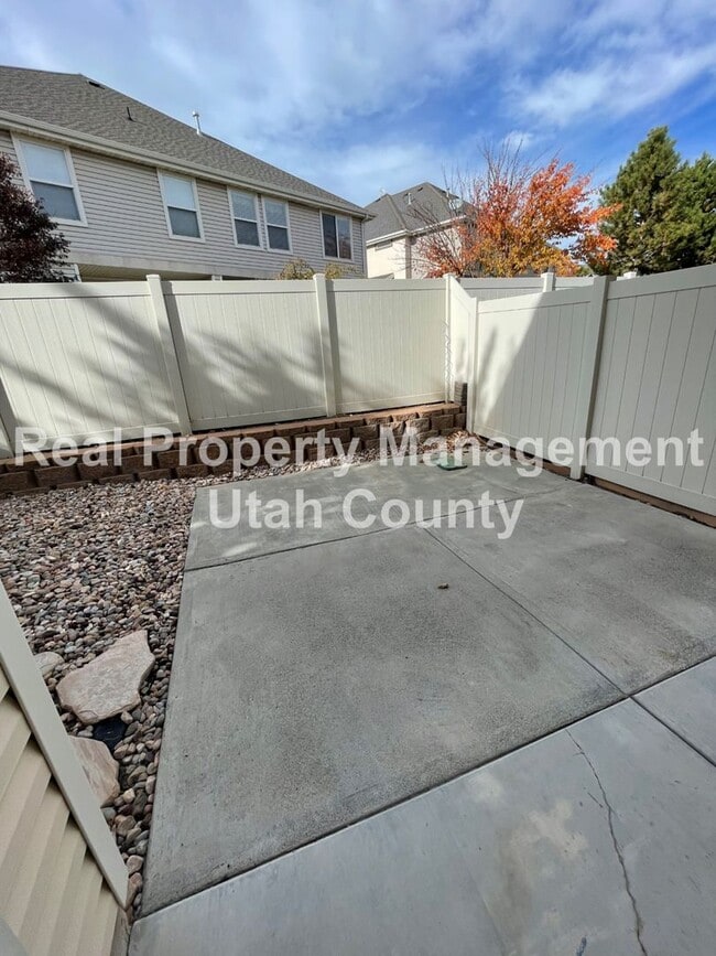 Building Photo - Stunning Townhome in Lehi