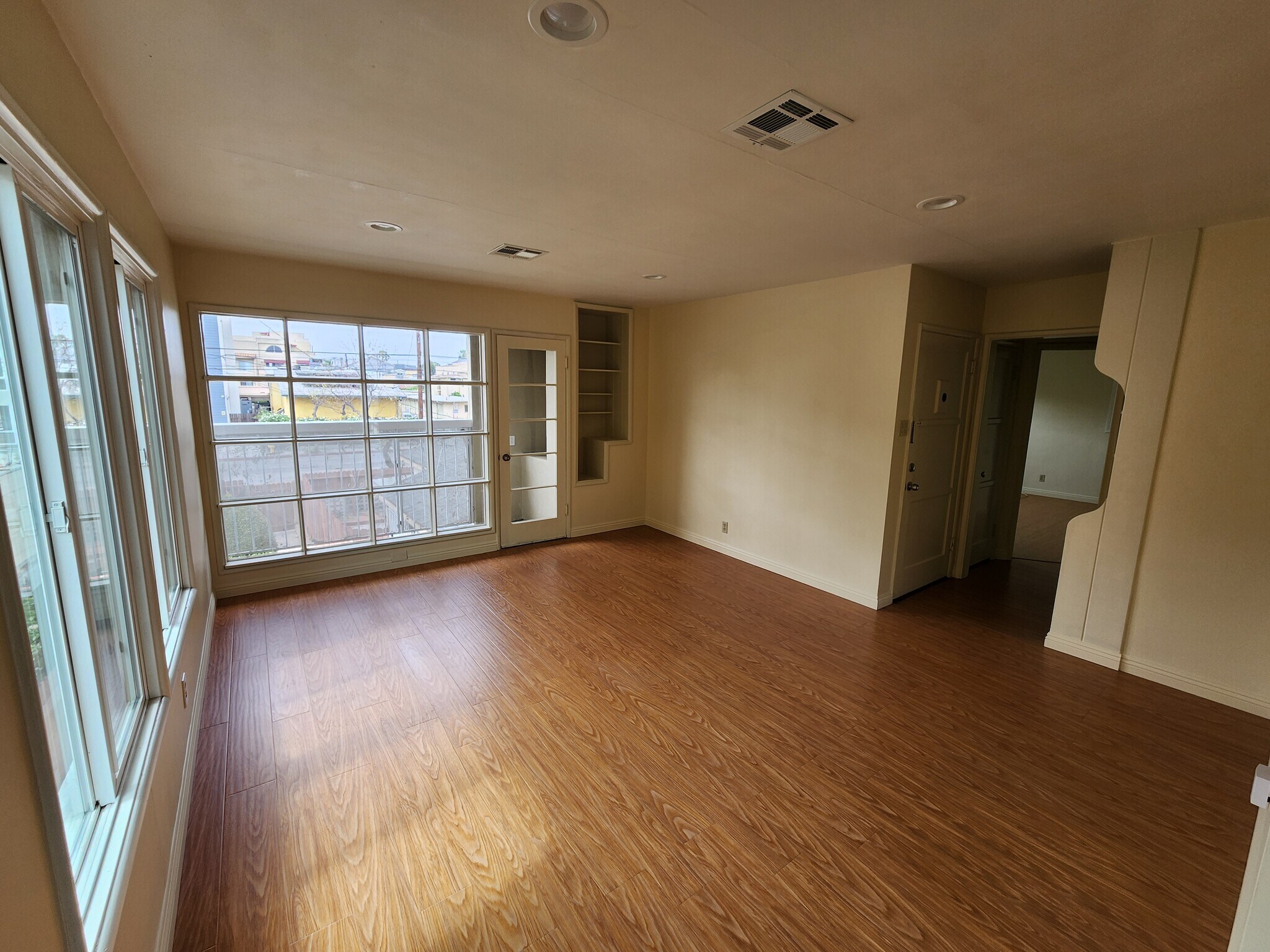 Building Photo - 5264 Cahuenga Blvd