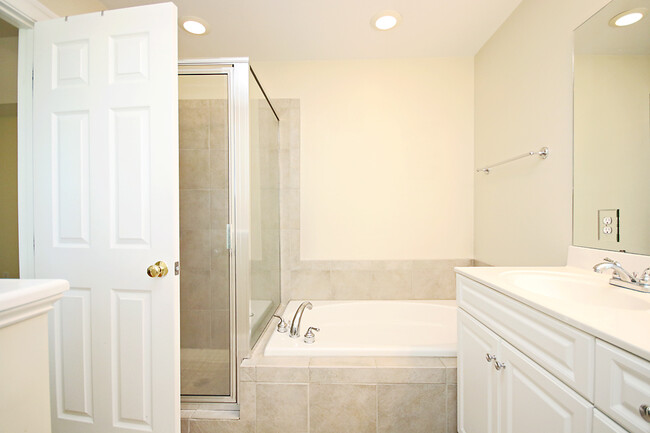 Building Photo - Light-filled Glenwood Station Townhome