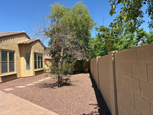 Building Photo - 20973 W Cora Vista