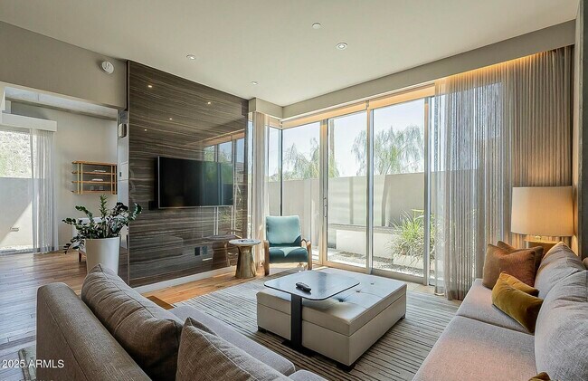 Building Photo - 5455 E Lincoln Dr