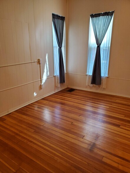 Back bedroom (view from entry door) - 607 Harrison Ave
