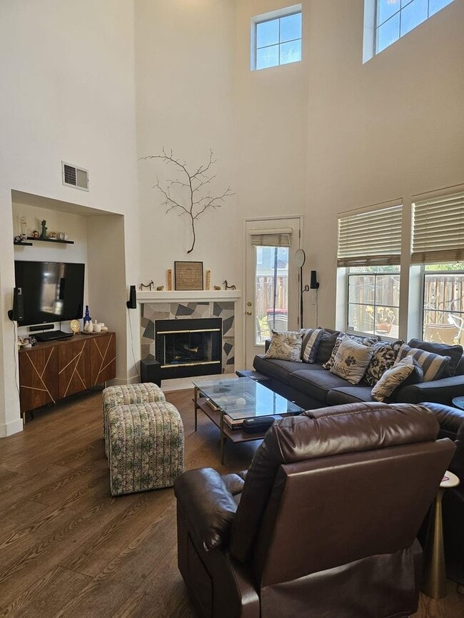 Building Photo - Modern 3BD/3BA Townhouse in Prime Union Ci...