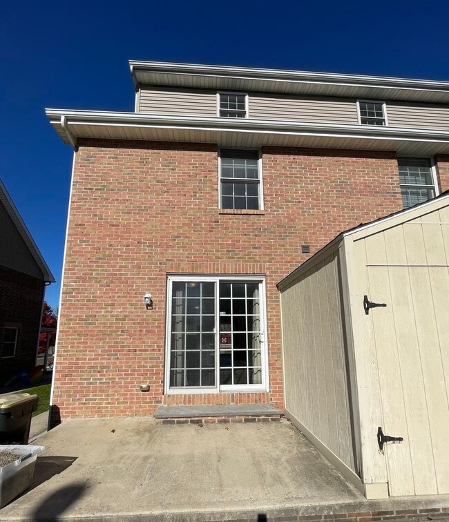 Building Photo - 3 Bedroom Townhome in Lancaster!