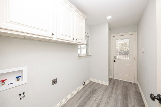 Building Photo - 9910 Dalrock Rd