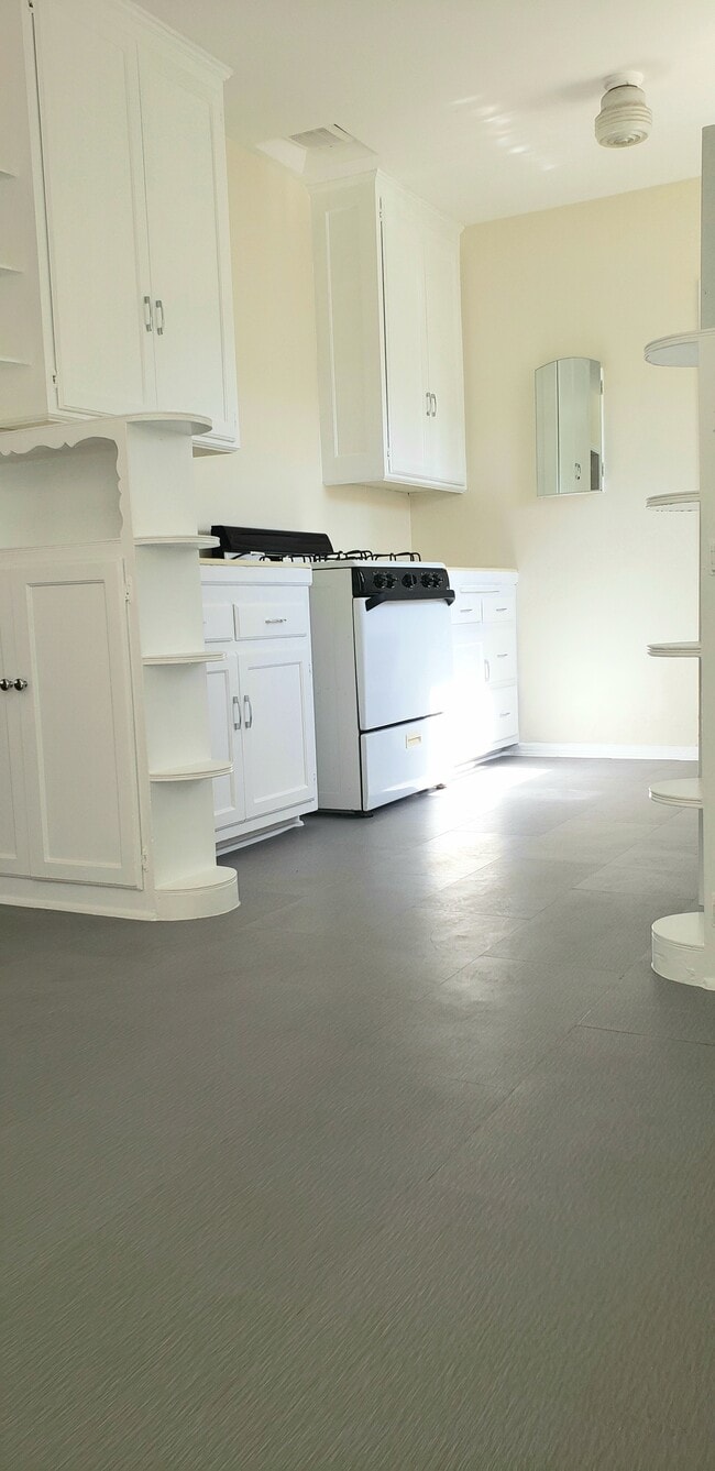 Kitchen - 2049 N Vermont Ave