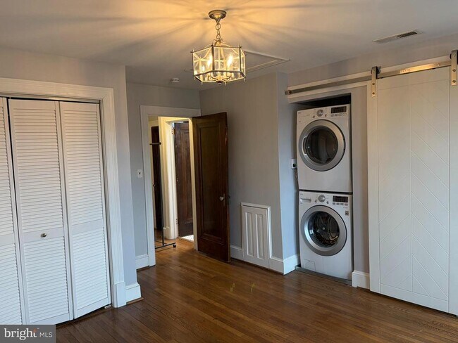 Building Photo - 223 Ingraham St NW