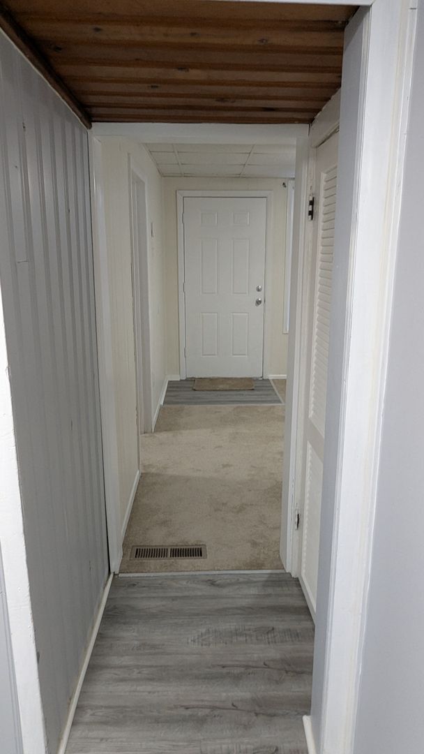 Building Photo - Welcome to this charming 3-bedroom, 1-bathroom home in Akron - Section 8 Welcome