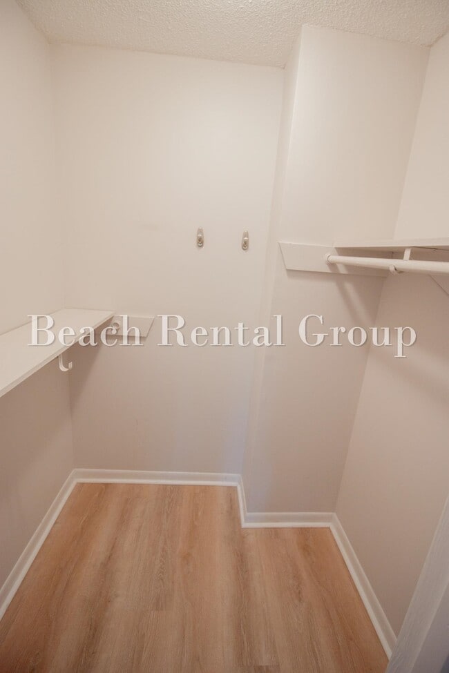 Building Photo - 6840 Blue Heron Blvd