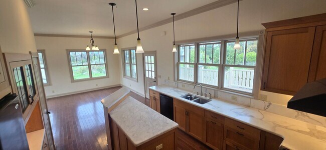 Building Photo - Beautiful Home With Incredible Views