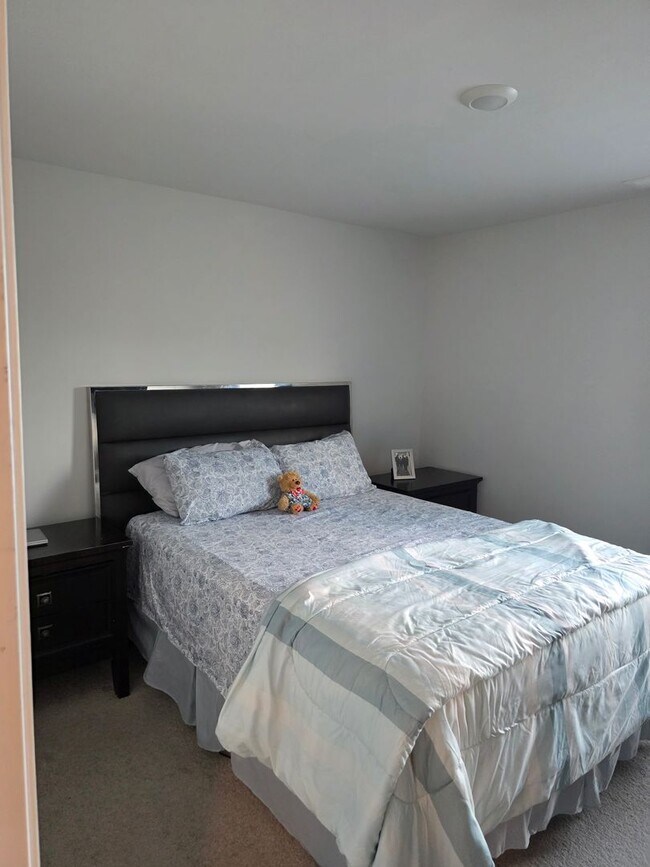Building Photo - 5 BEDROOMS