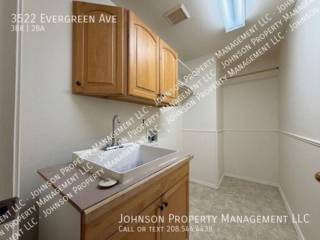 Building Photo - 3522 Evergreen Ave