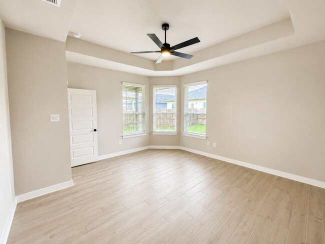 Building Photo - Beautiful 3 Bedroom Home + Study in Paramount