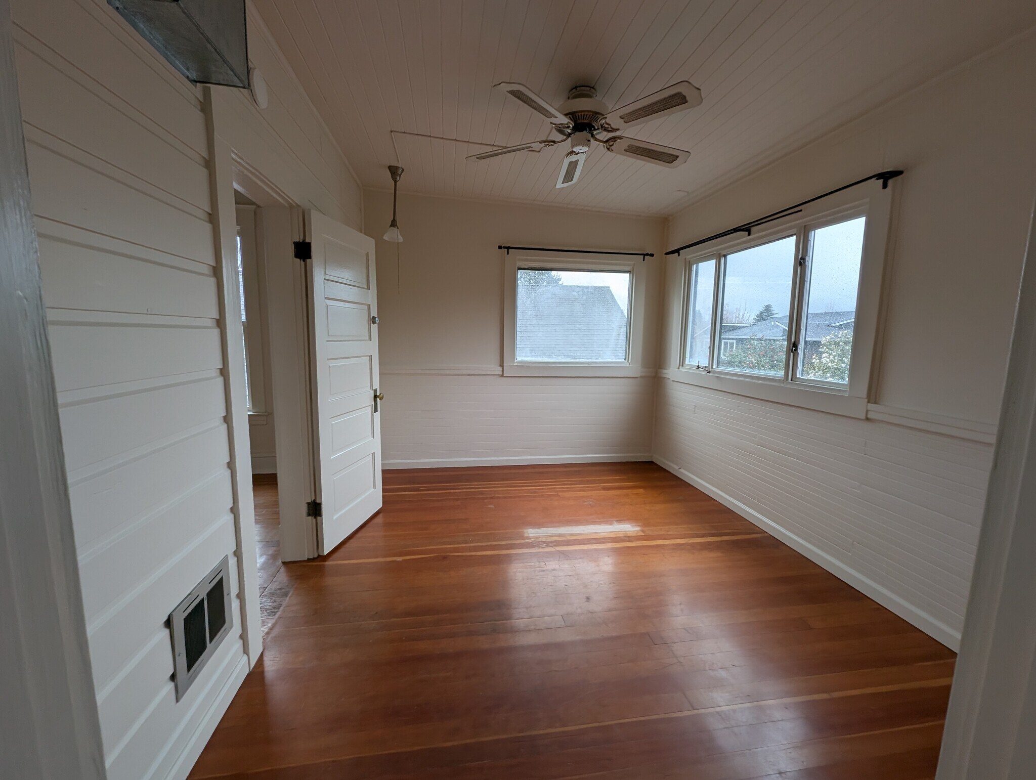 Building Photo - 715 SE 28th Ave