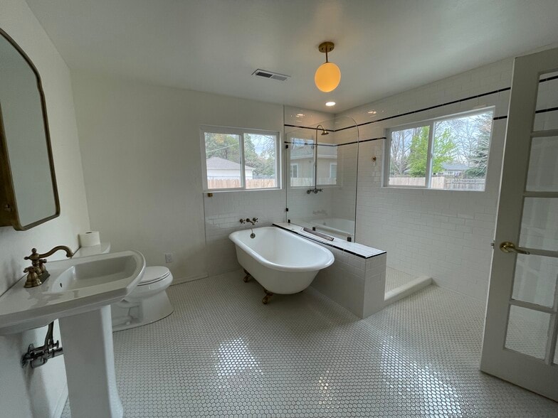 Building Photo - 1030 Lincoln St