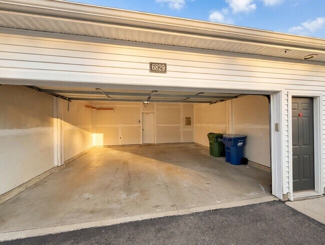 Building Photo - Rare 2bed + Loft Townhome in Maple Grove