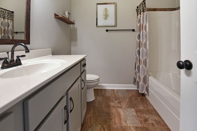 Building Photo - Pet Friendly Three Bedroom with Bonus in S...