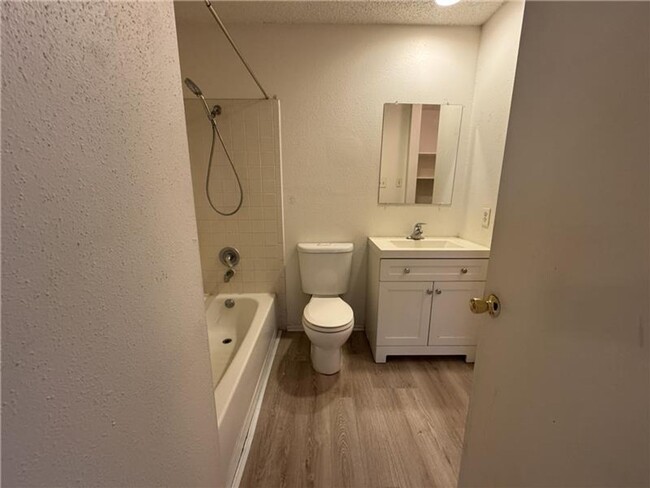 Building Photo - Beautiful and Stylish 3 bedroom & 2 bathroom