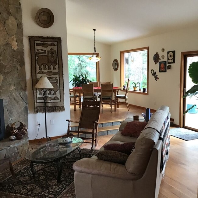 Building Photo - SEASONAL FURNISHED SHORT TERM RENTAL Offering Great Vibe! ALL UTILITIES PAID BY THE SELLER...