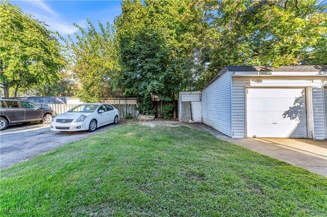 Building Photo - 2115 Dowd Ave