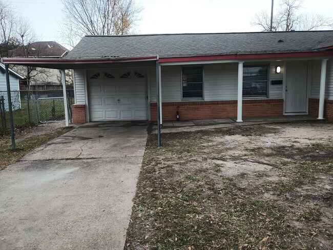 Building Photo - Cozy 2 bed / 1 bath - Move in Ready!