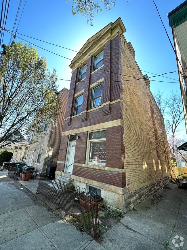 Building Photo - 2211 Victor St