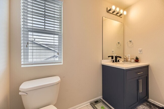 Building Photo - Beautiful 2 story 2,518 sq ft 4 bed 2.5 bath single family home