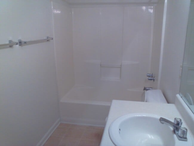 Building Photo - 2 Bedroom, 1 bath apartment - Downstairs Unit