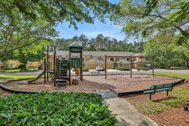 Building Photo - Flagler Station Townhome 3/2.5 - 2 car garage - 2000+ square feet
