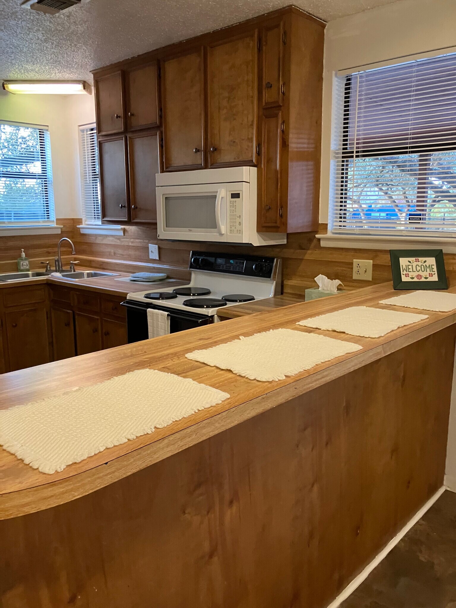 eat at counter bar - 20681 FM306