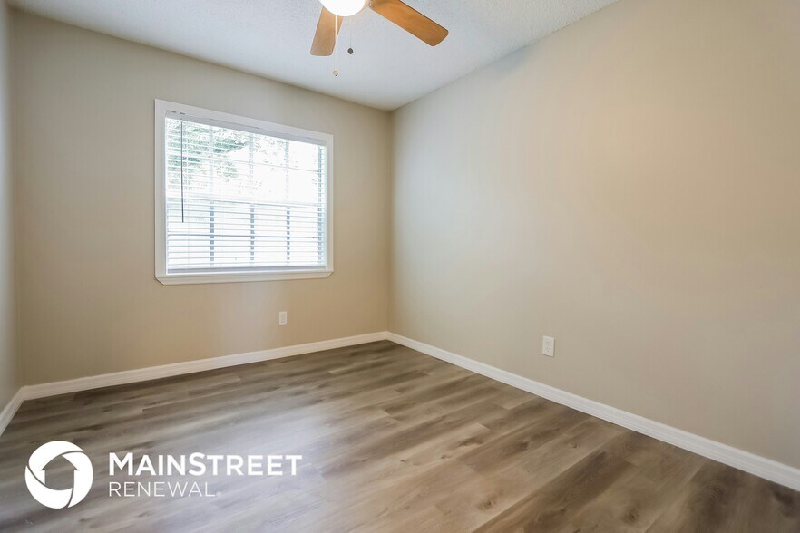 Building Photo - 2120 Redleaf Dr