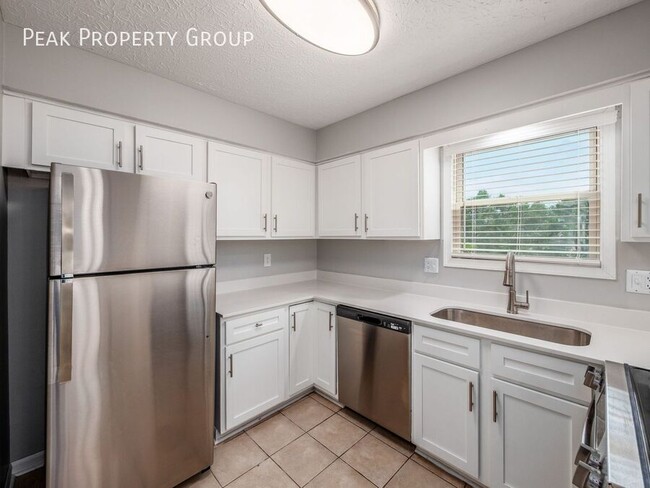 Building Photo - 2015 Queensgate Ln