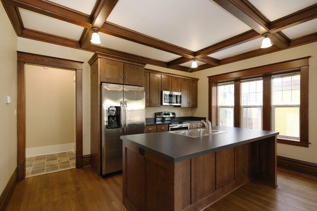 Building Photo - 360 Richard Terrace SE