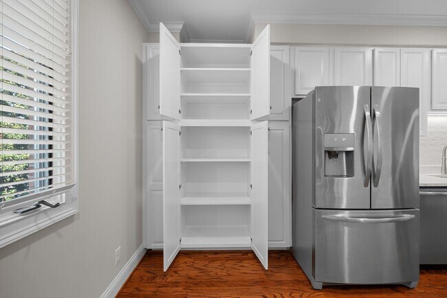 Building Photo - Newly Renovated Condo in The Westende with...