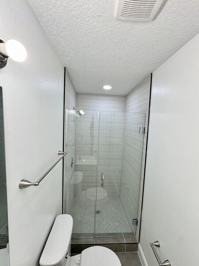 Building Photo - Beautifully Renovated 2-Bed/1-Bath Upstair...