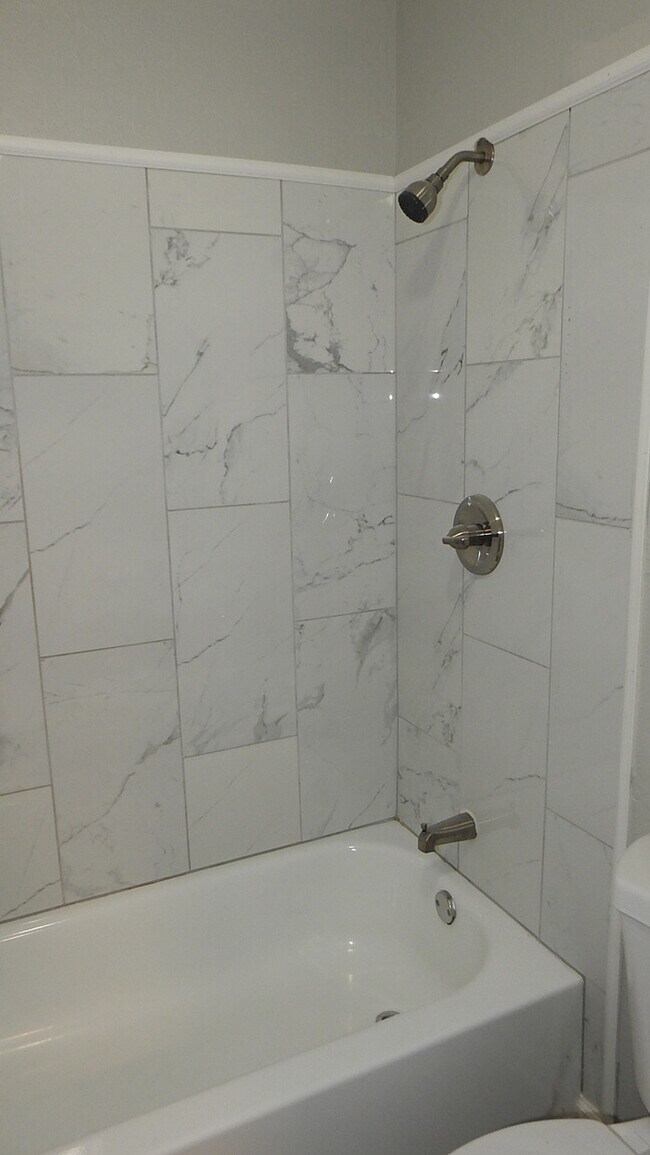 Building Photo - Incredibly spacious 4 bedrooms and 2 baths top-floor duplex located on Elmwood Ave in Kansas City...