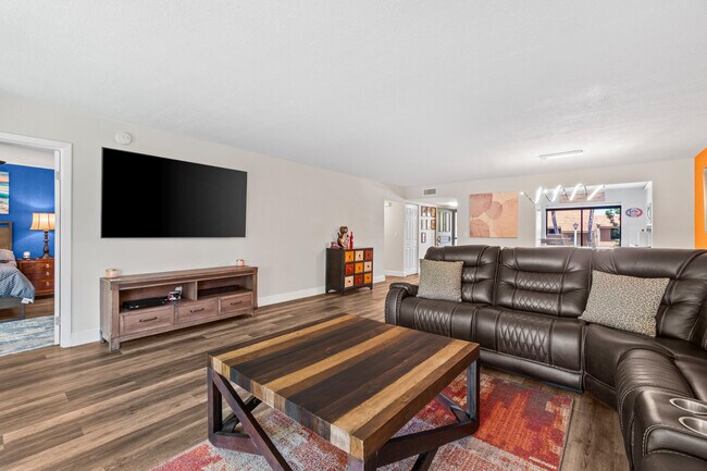 Building Photo - 11255 Green Lake Dr