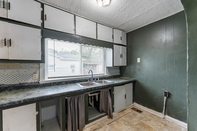 Building Photo - 2520 S Andrews Rd