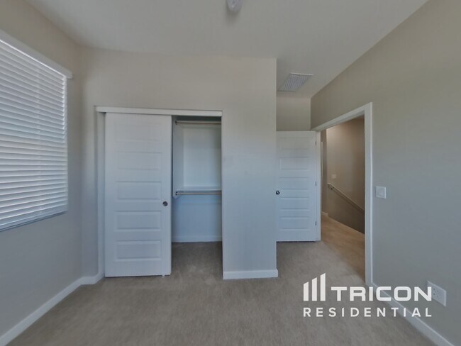 Building Photo - 4548 E Grandview St