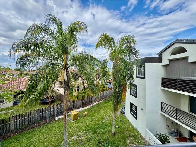 Building Photo - 9731 Fontainebleau Blvd