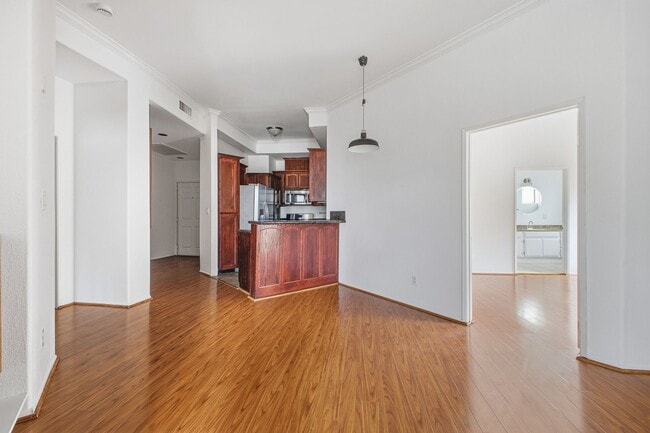 Building Photo - Highland Park 2 Bed / 2 Bath Condo with Resort-Style Amenities